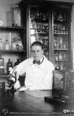 Bilder från histologiska avdelningen på anatomiska institutionen i Lund år 1923
Fotoalbum märkt 1923 på första bladet. Det innehåller bilder från dåvarande histologiska avdelningen på anatomiska institutionen i Lund på Biskopsgatan 7. Bildtext: Ernst Alexandersson.  
Foto i histologens kurslaboratorium vid ett mikroskop, ett vattenbad och en icke identifierad tjock mörk platta. 
Bildkälla Stiftelsen Locus Medicus Lundensis 250317. Fotograf okänd.
Nyckelord: Histologiska avdelningen;Anatomiska Institutionen;Locus Medicus Lundensis;Stiftelse;Medicinska fakulteten i Lund;Lunds universitet;Medicine studerande;Studenter;Kurslaboratorium