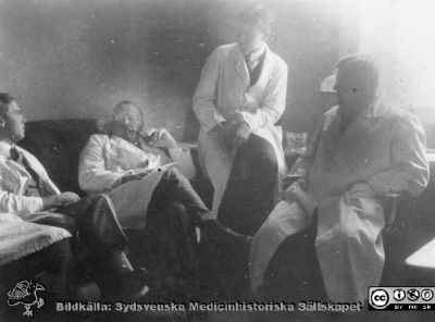 Fotoalbum märkt Histologikursen Ht. -27 på första bladet.
Fotoalbum märkt Histologikursen Ht. -27 på första bladet. Det innehåller bilder från dåvarande histologiska avdelningen 
på anatomiska institutionen i Lund på Biskopsgatan 7. Bildtext "Amanuensglädje" men saknas i övrigt. Bilden visar professor Torsten Hellman i soffan med tre icke identifierade amanuenser.  
Bildkälla Stiftelsen Locus Medicus Lundensis 250317. Fotograf okänd.
Nyckelord: Universitet;Anatomiska Institutionen;Histologiska avdelningen;Lärare;Amanuenser;Locus Medicus Lundensis