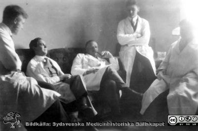 Fotoalbum märkt Histologikursen Ht. -27 på första bladet.
Fotoalbum märkt Histologikursen Ht. -27 på första bladet. Det innehåller bilder från dåvarande histologiska avdelningen 
på anatomiska institutionen i Lund på Biskopsgatan 7. Bildtext "Amanuensglädje" men saknas i övrigt. Bilden visar professor Torsten Hellman i soffan med fyra icke identifierade amanuenser.  
Bildkälla Stiftelsen Locus Medicus Lundensis 250317. Fotograf okänd.
Nyckelord: Universitet;Anatomiska Institutionen;Histologiska avdelningen;Lärare;Amanuenser;Locus Medicus Lundensis