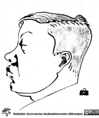 Fotoalbum märkt Histologikursen Ht. -27 på första bladet
Fotoalbum märkt Histologikursen Ht. -27 på första bladet. Det innehåller bilder från dåvarande histologiska avdelningen 
på anatomiska institutionen i Lund på Biskopsgatan 7. Bildtext "Elmquist, H." . Bilden visar troligen en karikatyr av en kursdeltagare.. 
Bildkälla Stiftelsen Locus Medicus Lundensis 250317. Tecknare okänd.
Nyckelord: Karikatyr;Universitet;Medicinska fakulteten i Lund;Histologiska avdelningen;Anatomiska Institutionen;Locus Medicus Lundensis;Medicine studerande