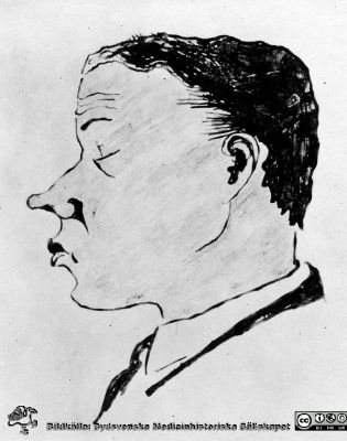 Fotoalbum märkt Histologikursen Ht. -27 på första bladet
Fotoalbum märkt Histologikursen Ht. -27 på första bladet. Det innehåller bilder från dåvarande histologiska avdelningen 
på anatomiska institutionen i Lund på Biskopsgatan 7. Bildtext "Karlberg" Bilden visar troligen en karikatyr av en kursdeltagare.. 
Bildkälla Stiftelsen Locus Medicus Lundensis 250317. Tecknare okänd.
Nyckelord: Karikatyr;Universitet;Medicinska fakulteten i Lund;Histologiska avdelningen;Anatomiska Institutionen;Locus Medicus Lundensis;Medicine studerande