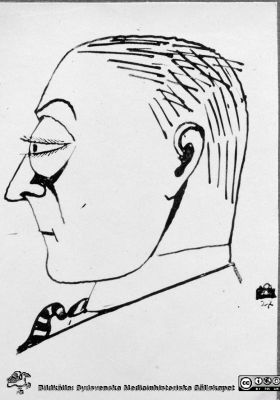 Fotoalbum märkt Histologikursen Ht. -27 på första bladet
Fotoalbum märkt Histologikursen Ht. -27 på första bladet. Det innehåller bilder från dåvarande histologiska avdelningen 
på anatomiska institutionen i Lund på Biskopsgatan 7. Bildtext "Lundahl" Bilden visar troligen en karikatyr av en kursdeltagare. 
Bildkälla Stiftelsen Locus Medicus Lundensis 250317. Tecknare okänd.
Nyckelord: Karikatyr;Universitet;Medicinska fakulteten i Lund;Histologiska avdelningen;Anatomiska Institutionen;Locus Medicus Lundensis;Medicine studerande