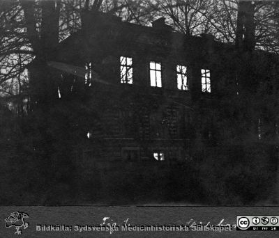 Thesaurus histologiae 1926
Fotoalbum på första bladet märkt 
"Thesaurus histologiae. thet är Een obiektiv beskrifning aff hendelser på Den histologiska skåådebanan A.D. MDMXXVI. Med tacksamhet och vördnad överräckt av Kurs och amanuenser.". 
Detta album innehåller bilder från histologiska avdelningen 
på anatomiska institutionen i Lund på Biskopsgatan 7. Bildtext: "Fig. 1. Skådebanan." Dvs våning 2 på anatomiska institutionen.
Bildkälla Stiftelsen Locus Medicus Lundensis 250317. Fotograf okänd.
Nyckelord: Anatomiska Institutionen;Histologiska avdelningen;Medicinska fakulteten i Lund;Universitetet;Lärare;Föreläsningsal;Skådebana