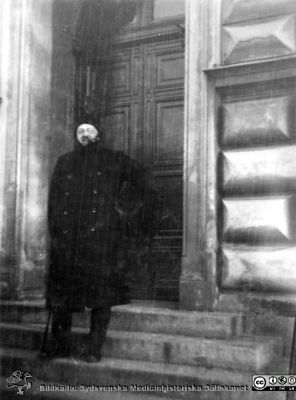 Album från histologikursen höstterminen 1925 i Lund
Album histologikursen höstterminen 1925. Bildtext: "Mäktig chef". Professor Torsten Hellman på trappan till Anatomiska Institutionen på Biskopsgatan 7 där den då fanns. Bilkdälla Locus Medicus Lundensis 2025-03-17. Fotograf okänd.
Nyckelord: Fotoalbum;Histologiska avdelningen;Anatomiska Institutionen;Medicinska fakulteten;Lunds universitet