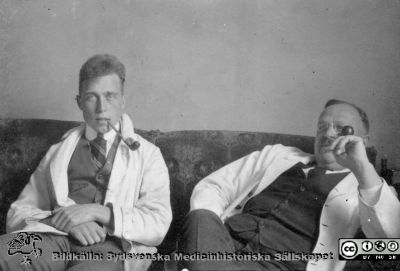 Album från histologikursen höstterminen 1925 i Lund
Album histologikursen höstterminen 1925. Bildtext: "Före föreläsningen. En okänd amanuens till vänster (kanske Einar Andersson, 1901 - 1986, slutligen ögonläkare i Halmstad), professor Torsten Hellman till höger. histologiska avdelningen på Biskopsgatan 7 där den då fanns. Bildkälla Locus Medicus Lundensis 2025-03-17. Fotograf okänd.
Nyckelord: Fotoalbum;Histologiska avdelningen;Anatomiska Institutionen;Medicinska fakulteten;Lunds universitet