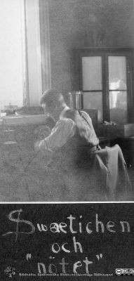 Album från histologikursen höstterminen 1925 i Lund
Album histologikursen höstterminen 1925. Bildtext: "Swaetichen och 'nötet'. Foto på Histologiska avdelningen på Biskopsgatan 7 där den då fanns. Enligt Magnus och Britta Stenstam 2025 visar bilden Toivo Svaetichin (1904 - 1992; senare Stenstam; slutligen klinisk kemist i Borås). "nötet" kan möjligen anspela på en stor havsnöt (Lodoicea maldivica) som länge lär ha funnits på avdelningen. Möjligen finns den ovanpå vitrinskåoet i bakgrunden, men bilden är där för otydlig för att göra detta bedömbart. Bildkälla Locus Medicus Lundensis 2025-03-17. Fotograf okänd.
Nyckelord: Fotoalbum;Histolgiska avdelningen;Anatomiska Institutionen;Medicinska fakulteten;Lunds universitet