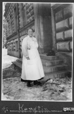 Album från histologikursen höstterminen 1925 i Lund
Album histologikursen höstterminen 1925. Bildtext: "Kerstin."  Troligen någon sorts husfru på anatomiska institutionen  Foto vid entrén till Anatomiska institutionen på Biskopsgatan 7. Bilkdälla Locus Medicus Lundensis 2025-03-17. Fotograf okänd.
Nyckelord: Histologiska avdelningen;Anatomiska Institutionen;Fotoalbum;Locus Medicus Lundensis;Medicinska fakulteten;Sydsvenska Medicinhistoriska Sällskapet