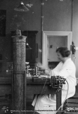 Album från histologikursen höstterminen 1925 i Lund
Album från histologikursen höstterminen 1925 i Lund. Bildtext: "En gäst." Troligen en gästarbetande forskare. Institutionen hade kontakter med baltiska stater. Foto i histologiska avdelningens laboratorium på Anatomiska institutionen på Biskopsgatan 7. Bildkälla Locus Medicus Lundensis 2025-03-17. Fotograf okänd.
Nyckelord: Laboratorium;Histologiska avdelningen;Anatomiska Institutionen;Sydsvenska Medicinhistoriska Sällskapet;Medicinska fakulteten;Locus Medicus Lundensis;Lunds