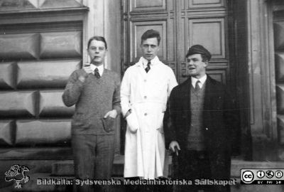 Album från histologikursen höstterminen 1925 i Lund
Album från histologikursen höstterminen 1925 i Lund. Bildtext: "Talar för sig själv"  Tre icke idengtifierade män. Foto på anatomiska institutionens entrétrappa. på Biskopsgatan 7. Bilkdälla Locus Medicus Lundensis 2025-03-17. Fotograf okänd.
Nyckelord: Laboratorium;Histologiska avdelningen;Anatomiska Institutionen;Sydsvenska Medicinhistoriska Sällskapet;Medicinska fakulteten;Locus Medicus Lundensis;Lunds