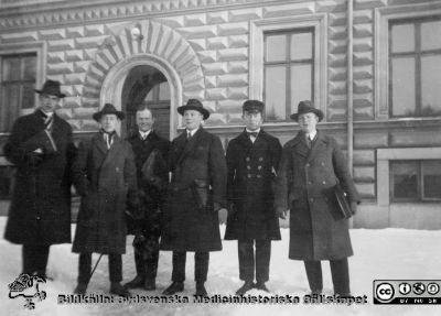 Album från histologikursen höstterminen 1925 i Lund
Album från histologikursen höstterminen 1925 i Lund. Bildtext: "Jakobson, Axén, Thomé, Anderberg, Ljungberg, Pripp."  Rimligen lärare på histologikursen. Histologiprofessorn Hellman är dock inte med i bilden. Foto en snöig dag utanför anatomiska institutionen på Biskopsgatan 7. Bildkälla Locus Medicus Lundensis 2025-03-17. Fotograf okänd.
Nyckelord: Lärare;Ananuenser;Histologiska avdelningen;Anatomiska Institutionen;Sydsvenska Medicinhistoriska Sällskapet;Medicinska fakulteten;Locus Medicus Lundensis;Lunds