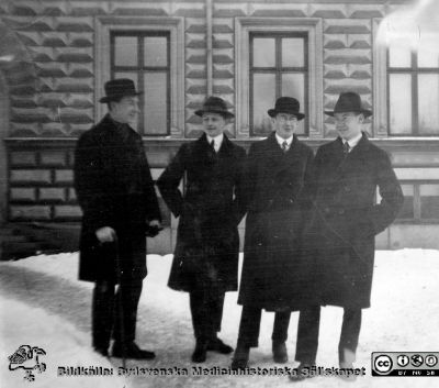 Album från histologikursen höstterminen 1925 i Lund. Bildtext: "Krook, Adell, Jakobson, Axén, Thomé, Anderberg, Ljungberg II."  Rimligen lärare på histologikursen. Histologiprofessorn Hellman är dock inte med i bilden. Foto en snöig dag utanför anatomiska institutionen på Biskopsgatan 7. Bildkälla Locus Medicus Lundensis 2025-03-17. Fotograf okänd.
Nyckelord: Läarare;Amanuenser;Histologiska avdelningen;Anatomiska Institutionen;Sydsvenska Medicinhistoriska Sällskapet;Medicinska fakulteten;Locus Medicus Lundensis;Lunds