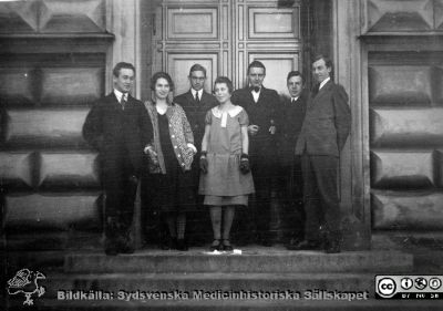 Album från histologikursen höstterminen 1925 i Lund
Album från histologikursen höstterminen 1925 i Lund. Bildtext: "Carlander, fr. Bergren, Brunk, fr. Waldén, Åkesson, Ekberg, Gyllenstierna."  Rimligen elever på histologikursen. "Brunk" var kanske Malte Brunk (1906 - 1989) eller Sture Brunk (1900 - 1977). Gyllenstiernas förnamn var kanske Nils Joachim (1906 - 1940, död ogift på Orups sanatorium. Kanske som patient, kanske som läkare?). Foto på anatomiska institutionens entrétrappa på Biskopsgatan 7. Bildkälla Locus Medicus Lundensis 2025-03-17. Fotograf okänd.
Nyckelord: Elever;Medicine studerande;Histologiska avdelningen;Anatomiska Institutionen;Sydsvenska Medicinhistoriska Sällskapet;Medicinska fakulteten;Locus Medicus Lundensis;Lunds