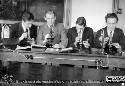 Album från histologikursen höstterminen 1925 i Lund
Album från histologikursen höstterminen 1925 i Lund. Bildtext: "Ekberg, Ljungberg II, Strömblad, Carlander."  Rimligen elever på histologikursen.  Foto i histologiska avdelningen på anatomiska institutionen på Biskopsgatan 7. Bildkälla Locus Medicus Lundensis 2025-03-17. Fotograf okänd.
Nyckelord: Histologiska avdelningen;Anatomiska Institutionen;Elever;Medicine studerande;Medicinska fakulteten;Locus Medicus Lundensis;Sydsvenska Medicinhistoriska Sällskapet;Mikroskopering
