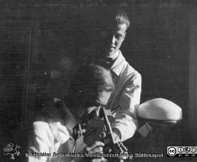 Album från histologikursen höstterminen 1925 i Lund
Album från histologikursen höstterminen 1925 i Lund. Bildtext: "Jakobson, Bang-Dietrichsen.". Rimligen elever på histologikursen.  Foto i histologiska avdelningen på anatomiska institutionen på Biskopsgatan 7. Bildkälla Locus Medicus Lundensis 2025-03-17. Fotograf okänd.
Nyckelord: Histologiska avdelningen;Anatomiska Institutionen;Elever;Medicine studerande;Medicinska fakulteten;Locus Medicus Lundensis;Sydsvenska Medicinhistoriska Sällskapet;Mikroskopering