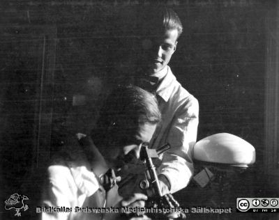 Album från histologikursen höstterminen 1925 i Lund
Album från histologikursen höstterminen 1925 i Lund. Bildtext: "Jakobson, Bang-Dietrichsen."  Rimligen elever på histologikursen. Foto i histologiska avdelningens kurslaboratorium i anatomiska institutionen på Biskopsgatan 7. Bildkälla Locus Medicus Lundensis 2025-03-17. Fotograf okänd.
Nyckelord: Elever;Medicine studerande;Histologiska avdelningen;Anatomiska Institutionen;Sydsvenska Medicinhistoriska Sällskapet;Medicinska fakulteten;Locus Medicus Lundensis;Lunds