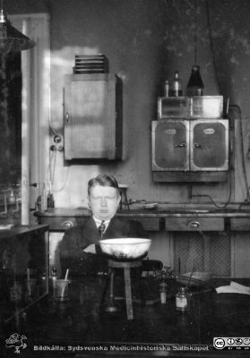 Album från histologikursen höstterminen 1925 i Lund
Album från histologikursen höstterminen 1925 i Lund. Bildtext: "Pondus."  Rimligen elev på histologikursen. Foto i histologiska avdelningens kurslaboratorium i anatomiska institutionen på Biskopsgatan 7. Bildkälla Locus Medicus Lundensis 2025-03-17. Fotograf okänd.
Nyckelord: Elever;Medicine studerande;Histologiska avdelningen;Anatomiska Institutionen;Sydsvenska Medicinhistoriska Sällskapet;Medicinska fakulteten;Locus Medicus Lundensis;Lunds