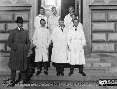 Album från histologikursen höstterminen 1925 i Lund
Album från histologikursen höstterminen 1925 i Lund. Bildtext: "Gruppchefen med Brynger, Pripp, Axén, Gyllenstierna, Essen-Möller, Bang, Jakobson.". Troligen Erik Essen-Möller (1901 - 1991, så småningom professor i psykiatri i Lund. Kanske Nils Joachim Gyllenstierna (1906 - 1940, död ogift på Orups sanatorium, kanske som patient, kanske som läkare där). Rimligen lärare och elever mot slutet på histologikursen. Foto på anatomiska institutionens entrétrappa på Biskopsgatan 7. Bildkälla Locus Medicus Lundensis 2025-03-17. Fotograf okänd.
Nyckelord: Elever;Medicine studerande;Histologiska avdelningen;Anatomiska Institutionen;Sydsvenska Medicinhistoriska Sällskapet;Medicinska fakulteten;Locus Medicus Lundensis;Lunds