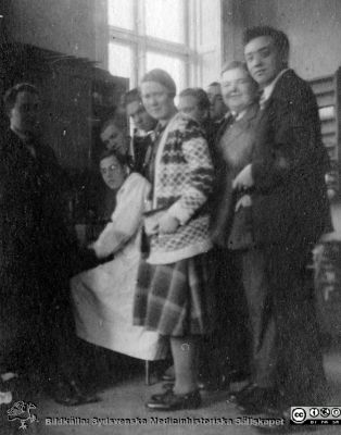 Thesaurus histologiae 1926
Fotoalbum på första bladet märkt "Thesaurus histologiae. 
thet är 
Een obiektiv beskrifning aff hendelser på then histologiska skåådebanan A.D. MDMXXVI . Med tacksamhet och vördnad överräckt av Kurs och amanuenser.". 
Detta album innehåller bilder från histologiska avdelningen 
på anatomiska institutionen i Lund på Biskopsgatan 7. Bildtext: "Fig. 14. - Jmfr. fig. 10!."  Samma fototillälle men olika negativ. Foto i histologiska avdelningens kurslaboratoriet på anatomiska institutionen.
Bildkälla Stiftelsen Locus Medicus Lundensis 250317. Fotograf okänd.
Nyckelord: Histologiska avdelningen;Locus Medicus Lundensis;Locus Medicus Lundensis;Medicinska fakulteten;Medicine studerande;Anatomiska Institutionen