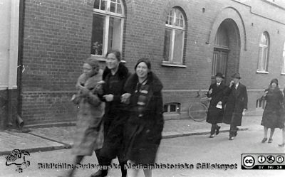 Fotoalbum tillägnat Professor Torsten Hellman 1929
Fotoalbum tillägnat Professor Torsten Hellman med tacksamhet och vördnad från histologikursen 1929. Sociala delen i detta album. Bildtext saknas. Men nog ser det ut som om kursdeltagarna varit och handlat något ätbart. Kanske passerar de just tegelhuset på Stora Tomegatans västra sida?
Bildkälla Stiftelsen Locus Medicus Lundensis 250317. Sydsvenska Medicinhistoriska Sällskapet / SMHS. Fotograf okänd.
Nyckelord: Anatomiska Institutionen;Histologiska avdelningen;Mikroskopering;Medicinska fakulteten i Lund;Locus Medicus Lundensis;Universitetet i Lund;Elever;Kandidater