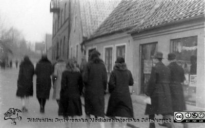 Fotoalbum tillägnat Professor Torsten Hellman 1929
Fotoalbum tillägnat Professor Torsten Hellman med tacksamhet och vördnad från histologikursen 1929. Sociala delen i detta album. Bildtext saknas. Kursdeltagare i ytterkläder på väg att skaffa något ätbart, kanske på Tomegatan i Lund?
Bildkälla Stiftelsen Locus Medicus Lundensis 250317. Sydsvenska Medicinhistoriska Sällskapet / SMHS. Fotograf okänd.
Nyckelord: Anatomiska Institutionen;Histologiska avdelningen;Medicinska fakulteten i Lund;Locus Medicus Lundensis;Universitetet i Lund;Elever