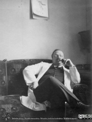 Fotoalbum tillägnat Professor Torsten Hellman från lärjungar under Kursen 1924 - 25
Fotoalbum tillägnat Professor Torsten Hellman från lärjungar under Kursen 1924 - 25. Professor Hellman i en soffa i sitt laboratorium på sin arbetsplats på histologiska avdelningen vid anatomiska institutionen. Ingen bildtext.
Bildkälla Stiftelsen Locus Medicus Lundensis 250317. Fotograf okänd.
Nyckelord: Histologiska avdelningen;Anatomiska Institutionen;Medicinska fakulteten i Lund;Sydsvenska Medicinhistoriska Sällskapet;Locus Medicus Lundensis;Lärare