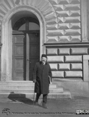 Fotoalbum tillägnat Professor Torsten Hellman från lärjungar under Kursen 1924 - 25
Fotoalbum tillägnat Professor Torsten Hellman från lärjungar under Kursen 1924 - 25. Professor Hellman lämnar anatomiska institutionen, vinterklädd. Ingen bildtext.
Bildkälla Stiftelsen Locus Medicus Lundensis 250317. Fotograf okänd.
Nyckelord: Histologiska avdelningen;Anatomiska Institutionen;Medicinska fakulteten i Lund;Sydsvenska Medicinhistoriska Sällskapet;Locus Medicus Lundensis;Lärare