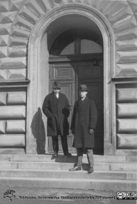 Fotoalbum tillägnat Professor Torsten Hellman från lärjungar under Kursen 1924 - 25
Fotoalbum tillägnat Professor Torsten Hellman från lärjungar under Kursen 1924 - 25. Två män i överrock och hatt i porten till anatomiska institutionen Kanske är det professor Hellman till vänster.  Ingen bildtext.
Bildkälla Stiftelsen Locus Medicus Lundensis 250317. Fotograf okänd.
Nyckelord: Histologiska avdelningen;Anatomiska Institutionen;Medicinska fakulteten i Lund;Sydsvenska Medicinhistoriska Sällskapet;Locus Medicus Lundensis;Lärare