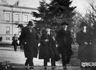 Fotoalbum tillägnat Professor Torsten Hellman från lärjungar under Kursen 1924 - 25
Fotoalbum tillägnat Professor Torsten Hellman från lärjungar under Kursen 1924 - 25. fyra män i överrock och hatt på grusgånen ut från anatomiska institutionen. Kanske är det professor Hellman längst till vänster. Ingen bildtext.
Bildkälla Stiftelsen Locus Medicus Lundensis 250317. Fotograf okänd.
Nyckelord: Histologiska avdelningen;Anatomiska Institutionen;Medicinska fakulteten i Lund;Sydsvenska Medicinhistoriska Sällskapet;Locus Medicus Lundensis;Lärare