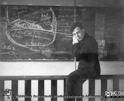 Fotoalbum tillägnat Professor Torsten Hellman från lärjungar under Kursen 1924 - 25
Fotoalbum tillägnat Professor Torsten Hellman från lärjungar under Kursen 1924 - 25. En icke identifierad kursamanuens föreläser om innerörats snäcka i stora föreläsningsslen på anatomiska institutionen. Ingen bildtext.
Bildkälla Stiftelsen Locus Medicus Lundensis 250317. Fotograf okänd.
Nyckelord: Histologiska avdelningen;Anatomiska Institutionen;Medicinska fakulteten i Lund;Sydsvenska Medicinhistoriska Sällskapet;Locus Medicus Lundensis;Lärare;Elever
