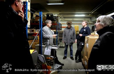 Medicinhistoriska Magasinet i februari 2009 under ambulansgaraget vid USiL. 
Alla tiotusentals saker lagrade i gamla Orupssjukuset är hitflyttade, och gallring pågår av arkivarier från Kulturen i Lund. På bilden ses Martin Andrén, Berndt Ehinger, NN (ortoped i Lund), Mats Engström och Greta Roslund. 
Nyckelord: Medicinhistoriskt;Magasin;USiL;Lasarettet;Universitetssjukhuset;Lund;Kulturen;2009;Lund;Karin;Hindfelt;Martin;Mats;Greta;Roslund;Jan;Larsson