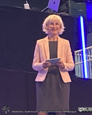 Inför invigningen av Forum Medicum i Lund. Medicinska fakultetens dekan Kristina Åkesson står på ett podium i övre delen av entréhallens stora trappa och skall just inviga byggnaden. Foto Lars Malm 2023-08-30.
Nyckelord: Forum Medicum;Medicinska fakulteten;Lunds universitet;Invigning;Forskning;Utbildning
