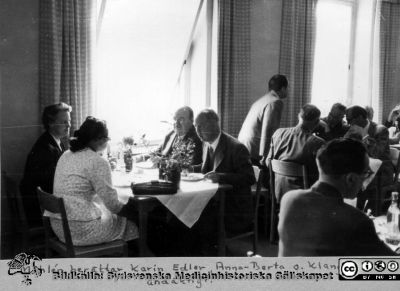 Ögonläkarmöte i Lund 4/6 - 5/6 1955
På bordet vid föstret: Måhlén var överläkare och klinikchef i Kalmar och känd för sin ekonomiska försiktighet. Karin Edler var gift med den kände hjärtläkaren Inge Edler (ekokardiografins fader), och drev praktik i Ystad med omnejd, där de bodde. Gunnar Klang var klinikchef och överläkare i Växjö. Han var känd för sin stora kroppshydda liksom sin smak för sötsaker, och bidrog tillsammans med Måhlén verksamt till att stärka den allmänna uppfattningen att ögonläkare, särskilt de i Småland, ogillar utgifter. Han disputerade på en uppsats om linsfluorescens, men som klinikchef begränsades hans arbetsinsats av hans korpulens, hans diabetes och hans personliga isolering (han förblev ogift). Fil 980407e.tif
Nyckelord: _Ögon;_Ögonkliniken;_Ögonläkare;Lunds universitet;Lasarettet i Lund;Medicinska fakulteten;Nordiskt