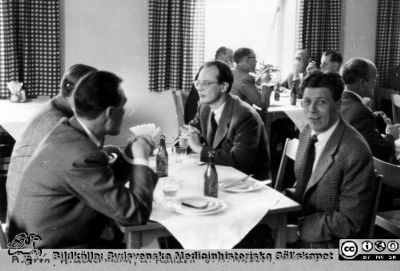 Ögonläkarmöte i Lund 4/6 - 5/6 1955
Gemensam lunch vid ögonläkarmötet i Lund 4/6 - 5/6 1955. Åke Arén och Uckermann var ögonläkare norr om Småland. Ulf Halldén kom från Uppsala och blev efter några år i Malmö professor i Umeå. Norrmannen Arvid Anseth fick sin utbildning i Lund, var sedmera verksam i Malmö och blev professor i Tromsö, Trondheim och slutligen på Rikshospitalet i Oslo. Ur Paul Enokssons fotoalbum. Fil 980407g2.tif.
Nyckelord: _Ögon;_Ögonkliniken;_Ögonläkare;Lunds universitet;Lasarettet i Lund;Medicinska fakulteten;Nordiskt