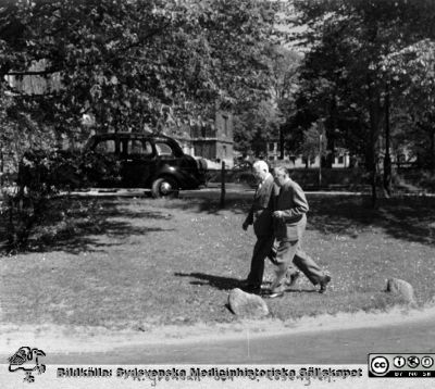 Ögonläkarmöte i Lund 4/6 - 5/6 1955
Bengt Rosengren från Göteborg (vithårig) och Herman Grönvall från Kristianstad vid universitetsbiblioteket, rimligen på väg tillbaka till ögonkliniken efter lunch på Akademiska Föreningen eller i matsalen på södra lasarettsområdet. Ur Paul Enokssons fotoalbum. Fil 980407j1.tif.
Nyckelord: _Ögon;_Ögonkliniken;_Ögonläkare;Lunds universitet;Lasarettet i Lund;Medicinska fakulteten;Nordiskt;Lunch