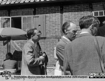 Ögonläkarmöte i Lund 4/6 - 5/6 1955
Från den avslutande Östarpslunchen, ögonläkarmötet i Lund 4/6 - 5/6 1955. Förutom den  danske ögonläkaren Boberg med kamera i händerna ser man också professor Erik Palm i profil. Ur Paul Enokssons fotoalbum. Fil 980407s2.tif.
Nyckelord: _Ögon;_Ögonkliniken;_Ögonläkare;Lunds universitet;Lasarettet i Lund;Medicinska fakulteten;Nordiskt;Lunch;Avslutning