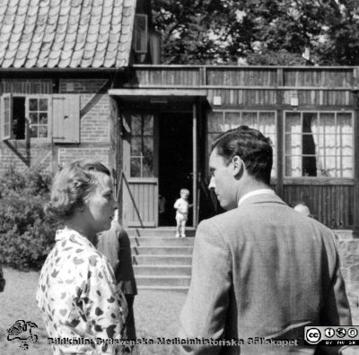 Från den avslutande Östarpslunchen, ögonläkarmötet i Lund 4/6 - 5/6 1955. 
Carin och Claes Henrik Dohlman hörde till arrangörerna. Han blev sedermera världsberömd chef för Massachusetts Eye and Ear Infirmary i Boston, USA. Ur Paul Enokssons fotoalbum. Fil 980407v.tif.
Nyckelord: Möte;Ögon;Ögonklinik;Lunch;Lunds universitet;Medicinska fakulteten