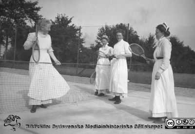 Fyra sköterskor i uniform och rackets i händerna på en tennisbana
Bild 21 i husmor Anna Landelius (1880-1964) efterlämnade fotoalbum. Ingrid Frennhoff (f. 1944) hade övertagit detta album efter sin morfar som i sin tur tagit hand om det efter sin syster husmor Anna på Lasarettet i Lund. Gåva till Sydsvenska Medicinhistoriska Sällskapet nyåret 2020.- Gissningsvis på Orups sanatorium
Nyckelord: Sjukhuspark;SSSH;Södra Sveriges Sjukköterskehem;Orups sanatorium;Tennisbana