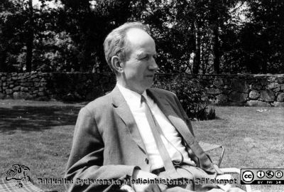 Laborator (senare professor) Kurt lidén.
Foto i John och Augusta Perssons stiftelses arkiv. Påskrift på baksidan: "Kurt Lidén". Foto från styrelsesammanträde i John och Augustas hem i St. Hammar nära Torhamn i Blekinge. Foto på 1960-talet. Samma som bilden i fil BE-JAP-220304-069.
Nyckelord: Styrelse;Sammanträde;Skärgård;Blekinge;Miljonär;Donation;Medicinska fakulteten;Lunds universitet;JAP