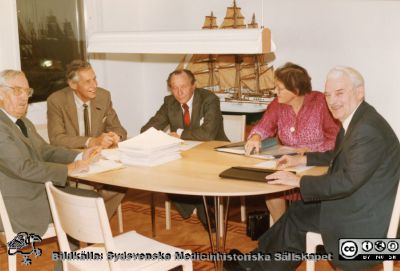 Styrelsesammanträde i John och Augusta Perssons stiftelse 1983 eller senast januari 1984.
Styrelsesammanträde i John och Augusta Perssons stiftelse jan1984(?). Enligt påskrift på baksidan av en annan kopia: från vänster Sundmark, Berg, Lundeborg, Lidén, Lindgren (dvs revisor Eric Sundmark, Professor Nils-Oskar Berg, bankdirektör på SEB i Lund Stig Lundeborg, professor Kurt Lidéns fru Märta (stiftelsens allt- i-allo; identifierad av Dick Killander 2022-03-14.) och professor Martin Lindgren.
Nyckelord: Styrelse;Sammanträde;JAP;John och Augusta Perssons stiftelse