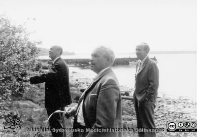 Styrelsemedlemmar i John och Augusta Perssons stiftelse på stranden vid John och Augustas hem.
Foto i John och Augusta Perssons stiftelses arkiv. Styrelsesammanträde i John och Augusta Perssons  fastighet på Stora Hammar nära Torhamn i Blekinge östra skärgård. Foto vid strandkanten, rimligen taget på 1960-talet. Foto med Kurt Lidéns kamera. Från vänster i bilden: professor C. G. Ahlström, professor Martin Lindgren och laborator (senare professor) Kurt Lidén. Samma bild som i fil BE-JAP220304-066
Nyckelord: Styrelsemöte;JAP;John och Augusta Perssons stiftelse;Skärgård;Donatorer;Medicinska fakulteten;Lunds universitet;IBM