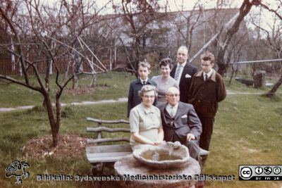 Signe och Anton Isakson, släktningar till Augusta Persson
Foto i John och Augusta Perssons stiftelses arkiv. Rimligen släktingar till John och Augusta. Det här vet jag absolut bestämt skriver Katarina Ek-Nilsson 241012. Bilden är tagen i Hökhult, Augustas barndomshem. Augustas syster Anna Christina (kallades Anna, liksom min mormor, vilket är förvirrande) som med sin man övertog gården fick bara ett barn, Signe. På bilden ser vi Signe och hennes man Anton Isakson (alltså han som målat porträtten) sittande. Stående fr.v. Hasse, Lena, Sven-Åke, Tore Isakson. Sven-Åke var Signes och Antons enda barn. Lena är hans hustru i andra äktenskapet, och jag tror att hon fortfarande lever. Hasse och Tore är Sven-Åkes barn, men inte Lenas." Förlagan är en papperskopia tillverkad i november 1962.
Nyckelord: SMHS;Sydsvenska Medicinhistoriska Sällskapet;John och Augusta Persson;Stiftelse;JAP