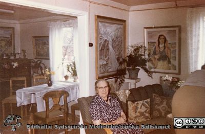 Ana till Augusta Persson
Foto i John och Augusta Perssons stiftelses arkiv. Bilden visar enligt Katarina Ek-Nilsson hennes mormor Anna Andersson (tidigare gift Pearson i USA) och bilden är tagen hos Signe och Anton Isakson i Hökhult.
Nyckelord: Anna;Andersson;Pearson;systerdotter;Augusta Persson;Mormor;Katarina Ek-Nilsson.