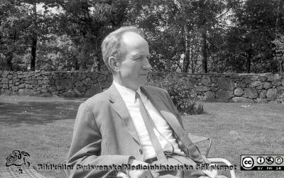 Laborator (senare professor) Kurt Lidén.
Foto i John och Augusta Perssons stiftelses arkiv. Styrelsen i stiftelsen sammanträder i trädgården till John och Augustas hem i St. Hammar nära Torhamn i Blekinge skärgård. Laborator (senare professor) Kurt Lidén syns i bilden. Digitaliserat från omärkt negativ. Foto på 1960-talet, kanske med Kurt Lidéns kamera. Samma bild som i fil BE-JAP220304-006.
Nyckelord: Styrelse;Sammanträde;Skärgård;Blekinge;Miljonär;Donation;Medicinska fakulteten;Lunds universitet