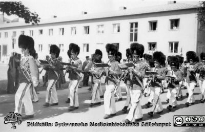 Pojkorkester i dansk paraduniform framför dåvarande röntgenavdelningens byggnad (nybyggd 1942) på Malmö Allmänna Sjukhus .
Foto rimligen samtidigt med bilden i fil BE161125-004, före högertrafikens införande, troligen 1950-talet, kanske i samband med invigningen av aulan 1954 eller 100-årsjubileet 1957?
Foto från samling funnen på KK i Lund hösten 2016 och tillvaratagen av en sekreterare där i samband med att hon gick i pension och överlämnat den till Sydsvenska Medicinhistoriska Sällskapet utan att ange sitt namn. 
Nyckelord: Malmö;MAS;Allmänna;Sjukhus;Röntgen;Avdelning;Parad;Pojkorkester