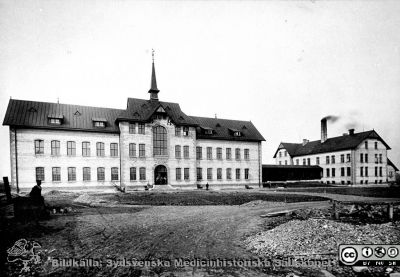 Omärkt reprofoto. Malmö Allmänna Sjukhus, nybyggt 1896. 
Till höger intendenturhuset med tvätt, textilförråd och panncentral.
Foto från samling funnen på på vinden på KK i Lund hösten 2016 och tillvaratagen av sekreteraren Elisabet Gyllander där i samband med att hon gick i pension. Hon överlämnade samlingen till Sydsvenska Medicinhistoriska Sällskapet där hon tyckte bilderna hörde bättre hemma än hos henne.
Nyckelord: Malmö;Allmänna;Sjukhus;MAS;Nybyggen;Intendenturhsu;Tvätt;Textilförråd;Panncentral