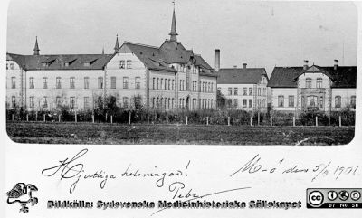 Omärkt reprofoto av ett vykort visande Malmö Allmänna Sjukhus nära sekelskiftet 1900. 
Påskrift på framsian: "Hjärtliga hälsningar Pebe / M-ö den 5/9 1901. Vykortet visar samma foto  som i fil BE161125-013.
Omärkt reprofoto. Malmö Allmänna Sjukhus, nybyggt 1896. 
Nyckelord: Malmö;Allmänna;Sjukhus;MAS;Exteriör