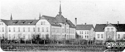 Omärkt foto av Malmö Allmänna Sjukhus nära sekelskiftet 1900. 
Samma bild som i fil BE161125-013.
Foto från samling funnen på KK i Lund hösten 2016 och tillvaratagen av en sekreterare där i samband med att hon gick i pension och överlämnat den till Sydsvenska Medicinhistoriska Sällskapet utan att ange sitt namn. 
Nyckelord: Malmö;Allmänna;Sjukhus;MAS;Exteriör