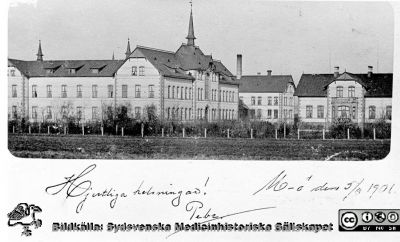 Omärkt reprofoto av ett vykort visande Malmö Allmänna Sjukhus nära sekelskiftet 1900
Påskrift på framsidan: "Hjärtliga hälsningar Pebe / M-ö den 5/9 1901. Vykortet visar samma foto  som i fil BE161125-03.
Foto från samling funnen på KK i Lund hösten 2016 och tillvaratagen av sekreterare Elisabet Gyllander där i samband med att hon gick i pension. Hon överlämnat den till Sydsvenska Medicinhistoriska Sällskapet där hon tyckte den hörde bättre hemma 
Nyckelord: Malmö;Allmänna;Sjukhus;MAS;Exteriör