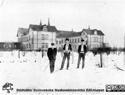En gammal Malmöbild. Påskrift: "G:a med klin från baksidan. Pojkarna på bilden äro bl.a. söner till syssloman E A Gyllenberg. 
Fotot erhållet genom en dotterdotter till syssloman G., fru af Jochnich anställd som bibliotekarie i med centralbiblioteket på MAS." Foto nära sekelskiftet 1900. Syssloman Emil August Gyllenberg var född 1855 i Svedala och dog som änkling 1933 på Tunnerstad Jakobsgård på Visingsö i Vättern. Han hade sönerna Karl August Fabian (f. 1881), Emil Axel Ossian (f. 1884) och Knut Anton Valter (f. 1886). Därtill två döttrar, Anna Augusta Paulina (f. 1883) och Emilia Alfrida Elisabet (f. 1890).

Foto från samling funnen på vinden på KK i Lund hösten 2016 och tillvaratagen av sekreteraren Elisabet Gyllander där i samband med att hon gick i pension och överlämnat den till Sydsvenska Medicinhistoriska Sällskapet. 
Nyckelord: MAS;Malmö;Allmänna;Sjukhus;Syssloman;Exteriör;Medicinska;Kliniken