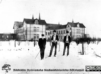 En gammal malmöbild. Påskrift: "G:a med klin från baksidan. Pojkarna på bilden äro bl.a. söner till syssloman E A Gyllenberg. 
Foto från samling funnen på vinden på KK i Lund hösten 2016 och tillvaratagen av sekreteraren Elisabet Gyllander där i samband med att hon gick i pension och överlämnat den till Sydsvenska Medicinhistoriska Sällskapet. 

Fotot erhållet genom en dotterdotter till syssloman G., fru af Jochnich anställd som bibliotekarie i med centralbiblioteket på MAS." Foto nära sekelskiftet 1900. 
Syssloman Emil August Gyllenberg var född 1855 i Svedala och dog som änkling 1933 på Tunnerstad Jakobsgård på Visingsö i Vättern. Han hade sönerna Karl August Fabian (f. 1881), Emil Axel Ossian (f. 1884) och Knut Anton Valter (f. 1886). Därtill två döttrar, Anna Augusta Paulina (f. 1883) och Emilia Alfrida Elisabet (f. 1890).
Nyckelord: MAS;Malmö;Allmänna;Sjukhus;Syssloman;Exteriör;Medicinska;Kliniken